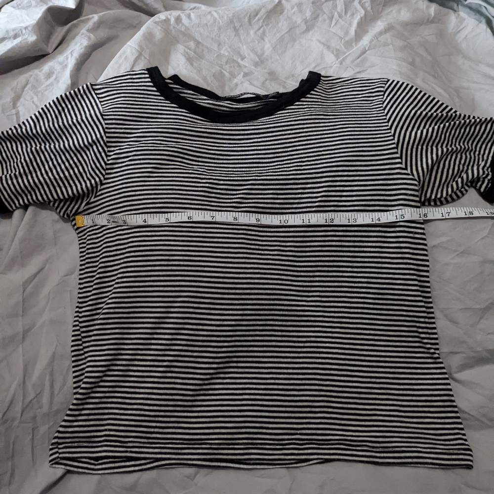 **LAST CHANCE! DONATING ON 9/30** Brandy Melville 3/4 Sleeve Crop Top - Picture 4 of 6
